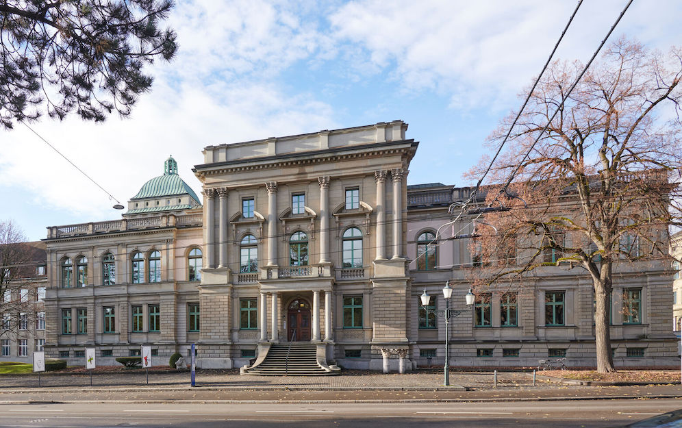 Das Gebäude RAK, Heimat der Archäologischen Sammlung, eingefangen im winterlichen Sonnenlicht